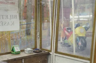 窗户,柜子,门,玄凤鹦鹉,纸币,老游乐园