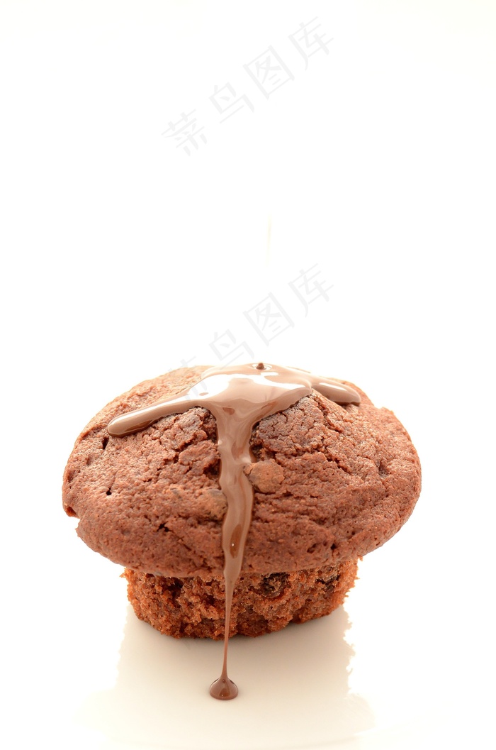 冰激凌,核桃,包装食物-巧克力,甜品,冰淇淋,用反射在白色背景上的液体巧克力蛋糕