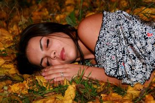 女孩，叶子，黄色，秋季，植被，自然