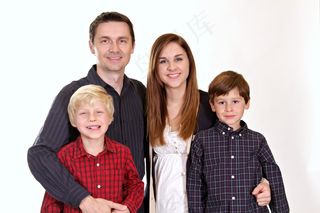 全家福,亲子装,合影,情侣装,合照,摆在白色背景上的幸福家庭的肖像