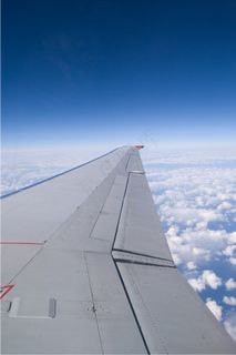 天空,雨伞,桥梁,居民楼,湖泊,飞机机翼