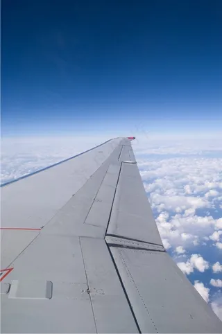 天空,雨伞,桥梁,居民楼,湖泊,飞机机翼