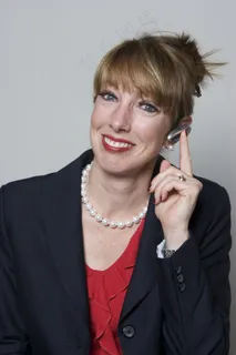 人物特写,美女,女人,鬓发,好莱坞,微笑和个性时使用蓝牙的成熟的商业女人肖像