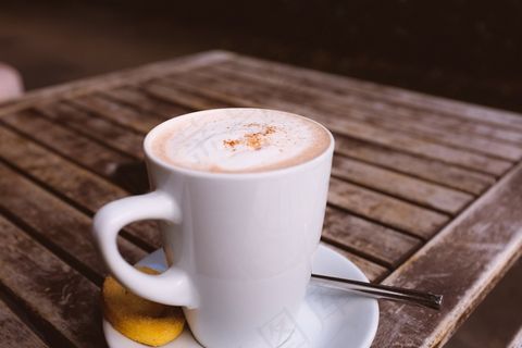 卡布奇诺咖啡，木制的桌子上的饼干