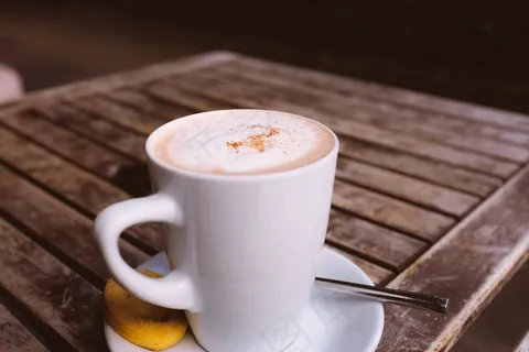 卡布奇诺咖啡，木制的桌子上的饼干
