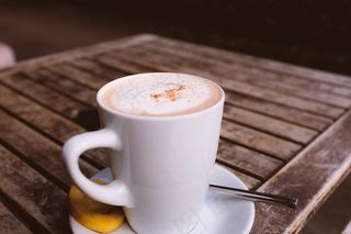 卡布奇诺咖啡，木制的桌子上的饼干