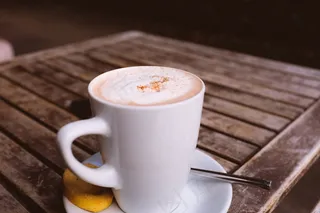 卡布奇诺咖啡，木制的桌子上的饼干