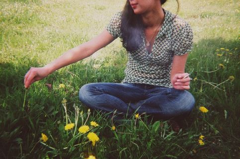 滑草,秋游,草原,鸟类,苗情,坐在草丛中的香烟的年轻女子