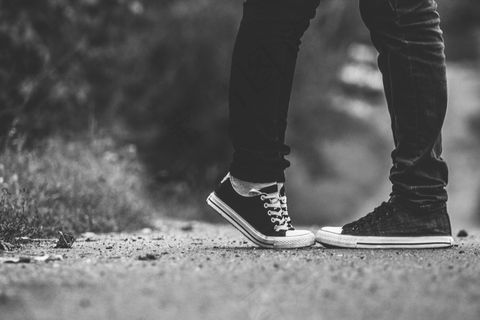 鞋,卫裤/运动裤,靴子,轮滑鞋,长裤,青少年站在土路上的黑白图像