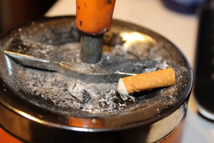 烟灰缸，烟灰，香烟，吸烟，倾斜