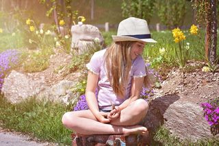 人类，儿童，女孩，行李，赤脚，帽子，出，性质