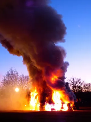 火，烧伤，收音机，冬季开车道，火花火