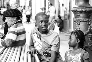 人物特写,黑白照片,三轮车,城市街道,儿童,孩子们在街上的黑白图像