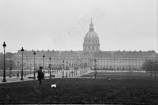 建筑,街道,钢笔画,寺塔,居民楼,人和狗在广场上的黑白图像