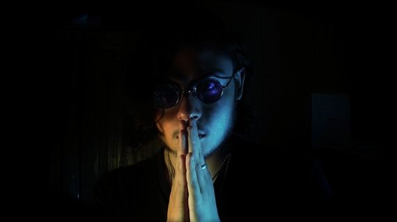 喜怒无常，灯光，黑暗，垃圾，创意，生动，哥特