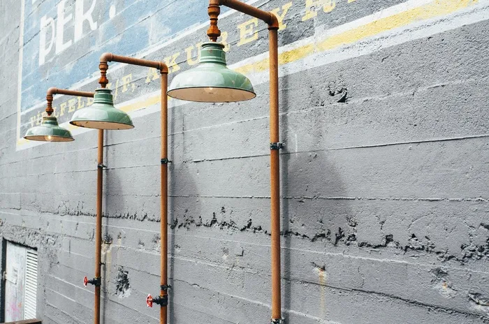 卡通动漫人物,门,轿车,水管,地板砖,墙壁的老式灯