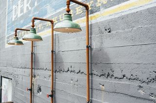 卡通动漫人物,门,轿车,水管,地板砖,墙壁的老式灯