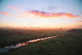 日落，天空，云团，草，田野，水，雾，农村