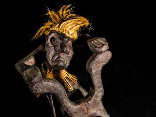 木制摩托车带驾驶员，狂野的发型