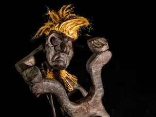 木制摩托车带驾驶员，狂野的发型