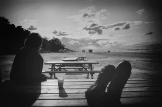 the endless summer collection,脚,海洋,天空,墙,在海滩上喝酒的朋友的黑白图像