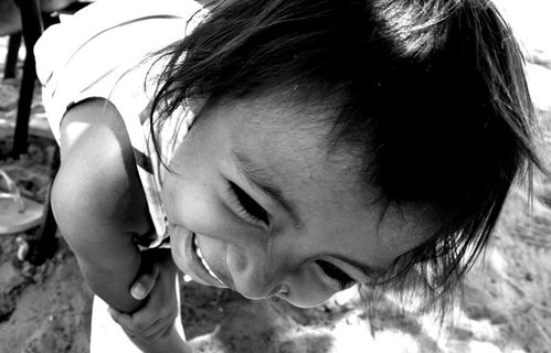 头发,人物特写,钢笔画,婴儿,人脸,黑白图像的笑孩子