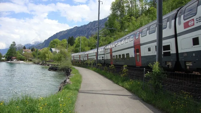 铁路，火车，离开，运输，湖泊风景，银行，运动