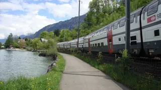 铁路，火车，离开，运输，湖泊风景，银行，运动