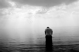 家伙，男子，T恤，湿，水，云团，太阳光线，地平线