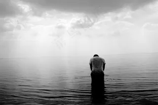 家伙，男子，T恤，湿，水，云团，太阳光线，地平线