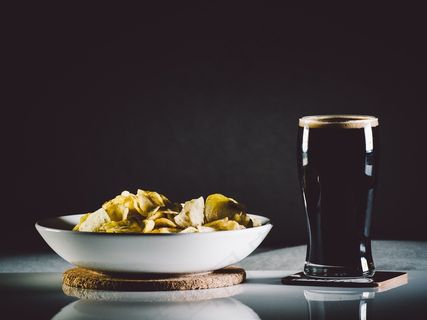 油画,酒杯,工艺品,功夫茶具,玻璃杯,薯条和可口可乐在黑暗的酒吧桌上喝 油画,酒杯,工艺品,功夫茶具,玻璃杯,薯条和可口可乐在黑暗的酒吧桌上喝