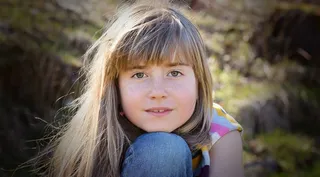 人类，儿童，女孩，脸，金发，长长的头发，坐