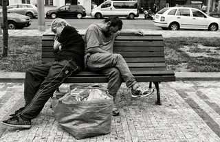 人物特写,三轮车,军人/警察,轿车,中英街,坐在板凳上的疲劳