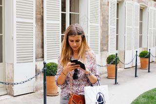 美女,女人,抹胸,吊带睡衣,室内一角,年轻女子在大街上发短信