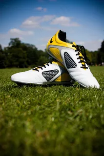 足球鞋,鞋,板鞋,运动鞋,篮球鞋,草地上的足球鞋