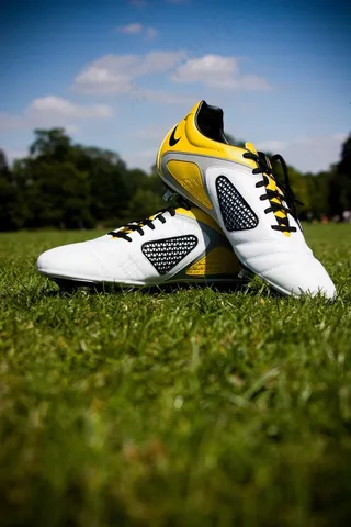 足球鞋,鞋,板鞋,运动鞋,篮球鞋,草地上的足球鞋