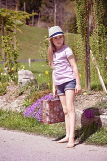 人，人，儿童，女孩，金发，赤脚，行李