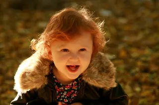 婴儿，女孩，赤褐色，秋，黄色，叶子，无罪