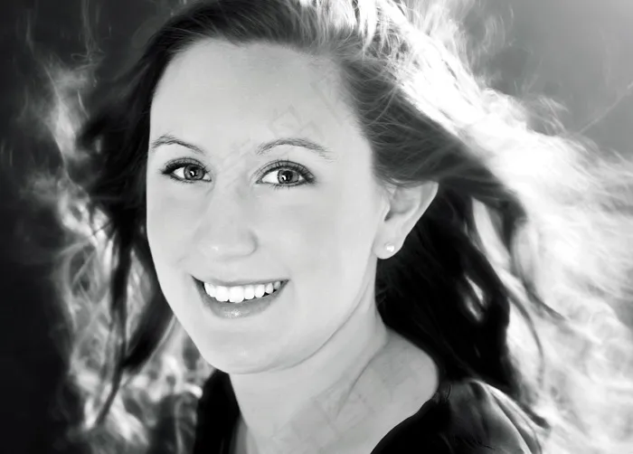 黑色和白色的笑女人的画像