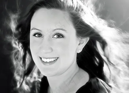 黑色和白色的笑女人的画像