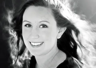 黑色和白色的笑女人的画像