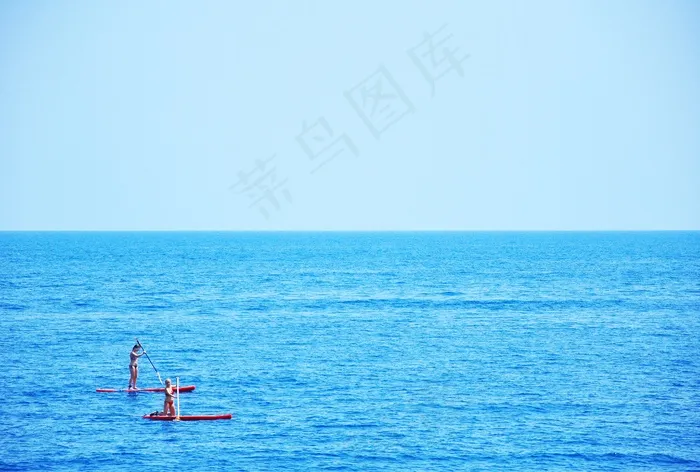 海洋,湖泊,帆船,潜艇,天空,桨板的游客在蔚蓝的大海