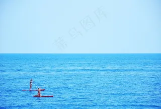 海洋,湖泊,帆船,潜艇,天空,桨板的游客在蔚蓝的大海