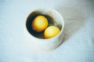 桔子,苹果,卤鸡蛋,卤蛋,鸡蛋,一碗两个柠檬