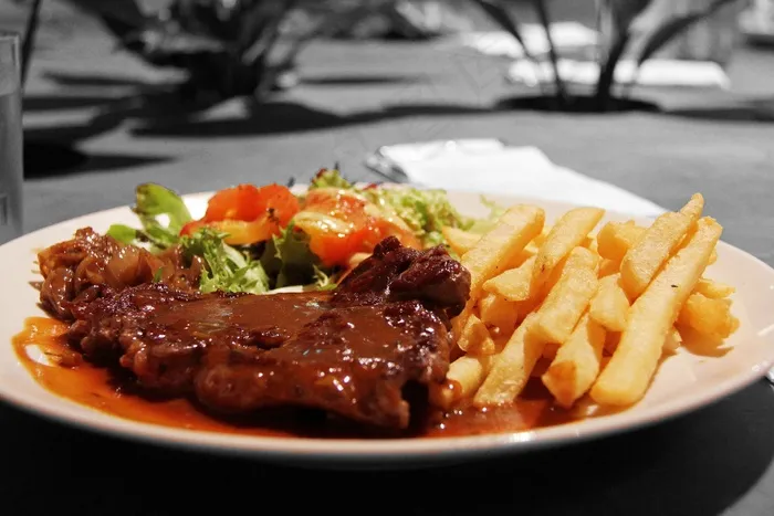 食品，卖肉，土豆，牛肉，烤架，炸薯条，美味，肉汁