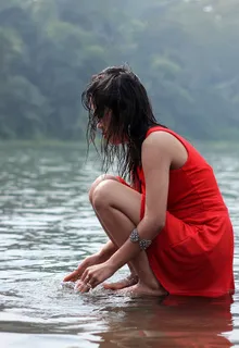 美女,泳衣,海洋,桨,沙滩装,红色礼服的少妇蹲下在湖的 美女,泳衣,海洋,桨,沙滩装,红色礼服的少妇蹲下在湖的