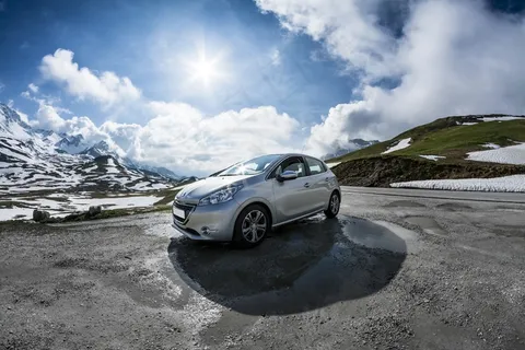 标致,208,车,山,意见,蓝色,白色,春天 标致,208,车,山,意见,蓝色,白色,春天