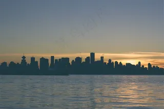 日落，黄昏，天际线，湖泊，水，建筑物，塔