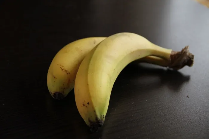 桌上的黄色香蕉果实