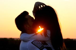 天空,打火机,台灯,蜡烛芯,人物特写,年轻情侣接吻在日落时的剪影